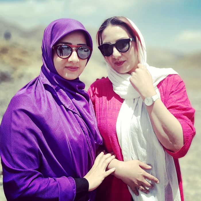 خانم بازیگر درکنار خواهر محجبه اش +عکس