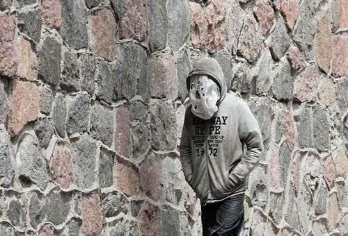 استفاده از نایلون پلاستیکی پاره برای ماسک!+عکس