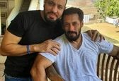 سلمان خان و بادیگاردش +عکس